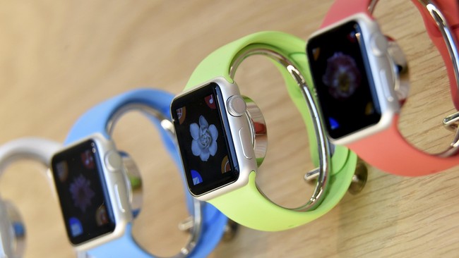 Menurut CEO Apple Tim Cook, jumla pemesan Apple Watch sangat besar. Ia senang ternyata pasar merespons dengan baik produk terbarunya itu.