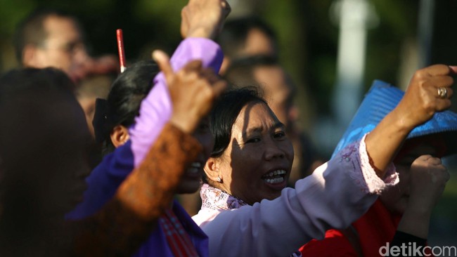 Sudah delapan tahun, setiap Kamis, mereka aksi di depan Istana Merdeka. Menuntut pemerintah mencari orang hilang, dan melawan lapuknya ingatan.