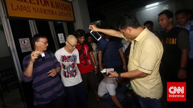Polisi pernah menggerebek AS dan lima rekannya di sebuah rumah di Kalideres, September 2012 lalu. Rumah itu dipakai sebagai tempat pembuatan sabu dan ekstasi.