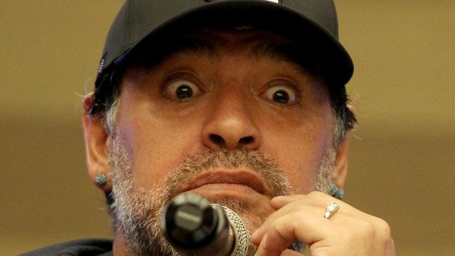 Legenda timnas Argentina Diego Maradona tidak menyukai karakter bek Juventus, Dani Alves. Ia menilai Alves pemain berengsek.