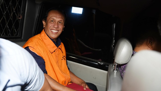 Anggota Polsek Menteng itu membeberkan penyerahan uang kepada kader PDI Perjuangan,Adriansyah. Terhitung, penyerahan uang dilakukan sebanyak delapan kali.