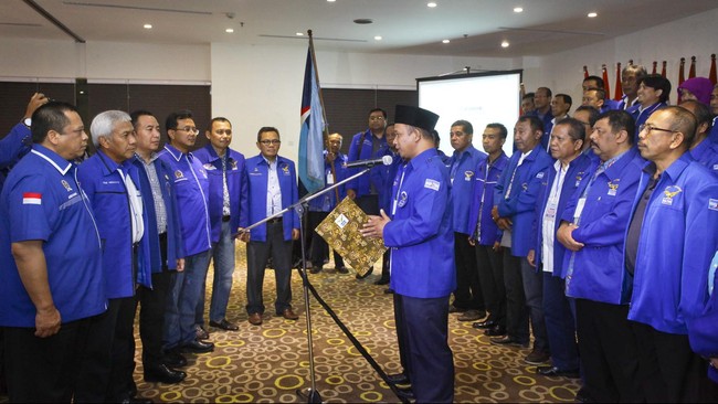 Permintaan seluruh kader Demokrat kepada SBY untuk menjadi ketua umum kembali juga didasarkan pada keinginan untuk mempersolid partai.