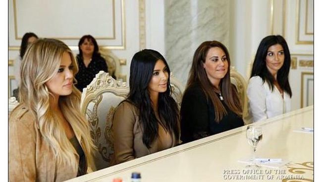 Selain datang bersama Khloe, Kim juga ditemani oleh sepupu-sepupu perempuannya, yang ternyata juga memiliki nama dengan inisial K: Kourtni, Kara dan Krista.