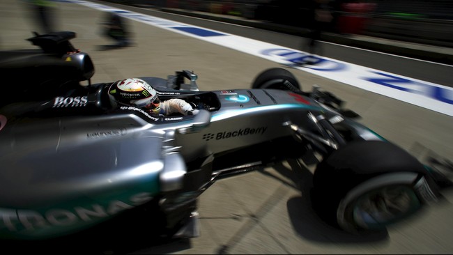 Lewis Hamilton mengakhiri latihan bebas ketiga GP Bahrain sebagai yang tercepat, Sebastian Vettel terpaut kurang dari nol koma satu detik.