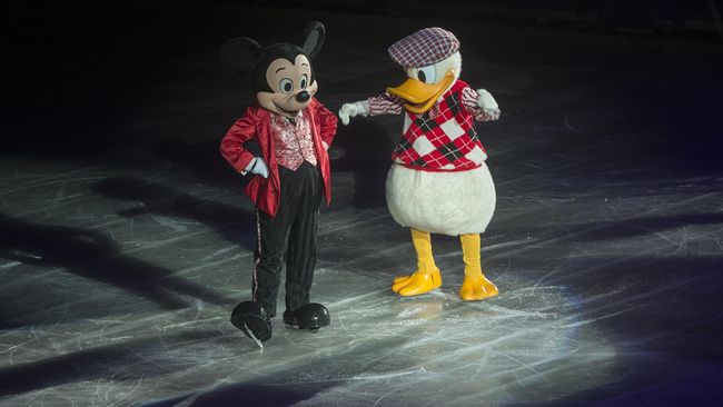 Selama ini, badut karakter Disney seperti Mickey Mouse dan Donald Duck hanya melambaikan tangan. Teknologi baru diterapkan agar interaksi lebih seru.