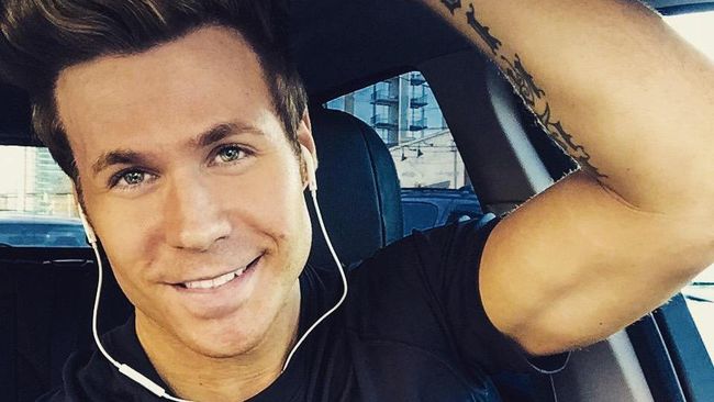 Zayn Malik hengkang dari One Direction karena persoalan dan keputusan pribadi. Ashley Parker Angel eks personel O-Town ingin menggantikannya lewat audisi palsu.