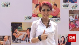 Fenita Arie Ingin Coba Warna Rambut Biru Basi
