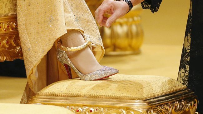 Jimmy Choo dan Christian Louboutin adalah segelintir nama perancang sepatu hak tinggi yang populer di mata para wanita Indonesia.