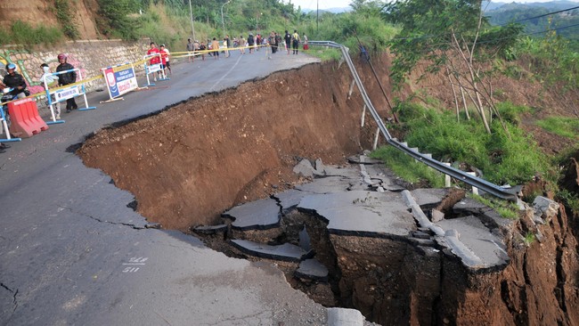 Sebanyak 1.300 jiwa di Cipanas-Cianjur terisolasi imbas jalan utama penghubung kampung amblas akibat hujan deras.