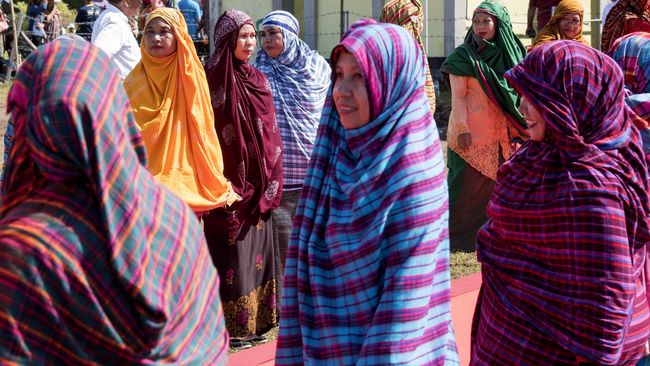 Dari Sumatera Utara hingga Sulawesi Selatan, kain sarung daerah Indonesia memiliki corak yang beragam dan unik dengan ciri khas masing-masing.