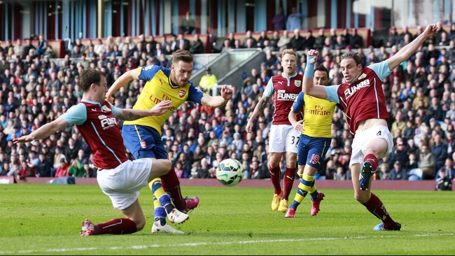 Arsenal meraih tiga poin berkat kemenangan tipis 1-0 atas Burnley di Stadion Turf Moor dalam lanjutan Liga Primer Inggris, Sabtu (11/4).