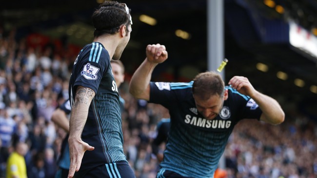Ketika para pemain Chelsea merayakan gol di sudut kiri pertahanan QPR, sejumlah benda terlihat dilempar suporter tuan rumah ke arah pemain The Blues.
