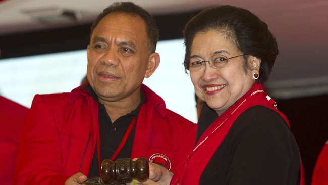Frans Lebu Raya adalah tokoh senior PDIP yang pernah memimpin pengambilan sumpah jabatan Megawati sebagai Ketua Umum PDIP.