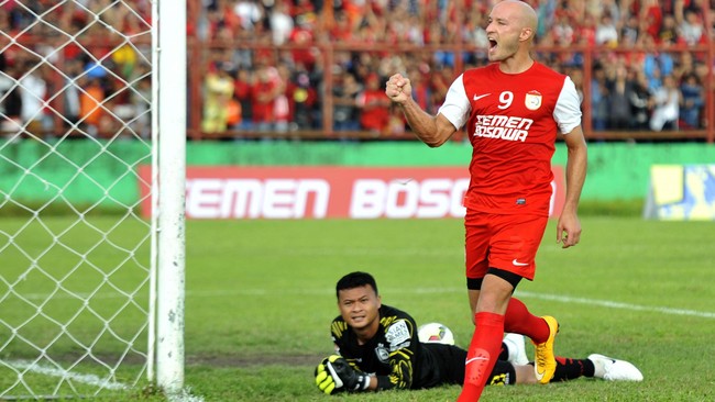 PSM Makassar menjadi pemuncak klasemen sementara Grup D Piala Presiden setelah menaklukkan lawannya, Gresik United, dengan skor 3-0.