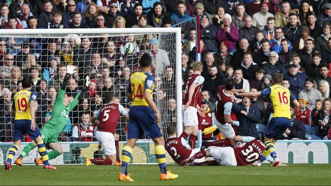 Tak pernah menang di pertandingan liga di Stadion Turf Moor sejak 1970, Arsenal untuk sementara unggul 1-0 atas tuan rumah Burnley hingga jeda babak pertama.
