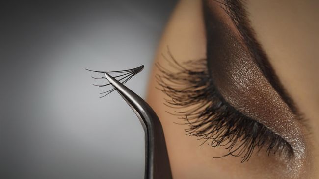 Tak perlu menggoreskan eye shadow mencolok dan mengaplikasikan eye liner untuk membuat mata sayu menjadi terlihat lebih segar.
