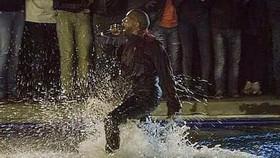 Gelar Konser Dadakan, Kanye West Menceburkan Diri ke Danau