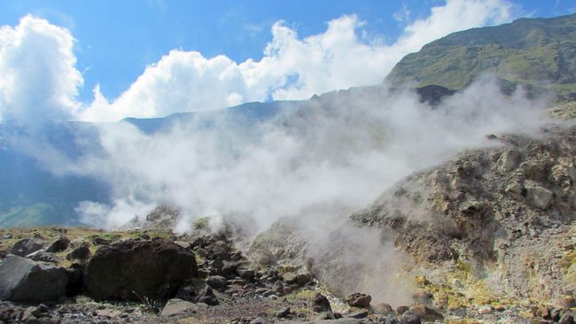 Letusan Tambora, dua abad lalu, menyumbangkan ukiran sejarah bagi dunia seni. J.M.W. Turner melukiskan langit Eropa pasca "amukan" gunung di NTB itu.