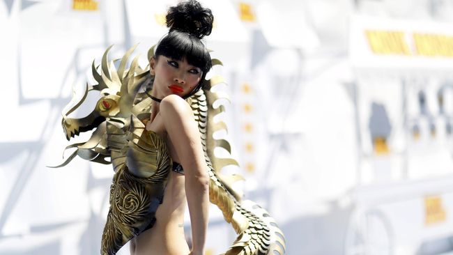 Selebriti melintasi karpet biru MTV Movie Award. Salah satu pencuri perhatian, Bai Ling yang berbusana “minimalis” hitam dengan hiasan ular naga.