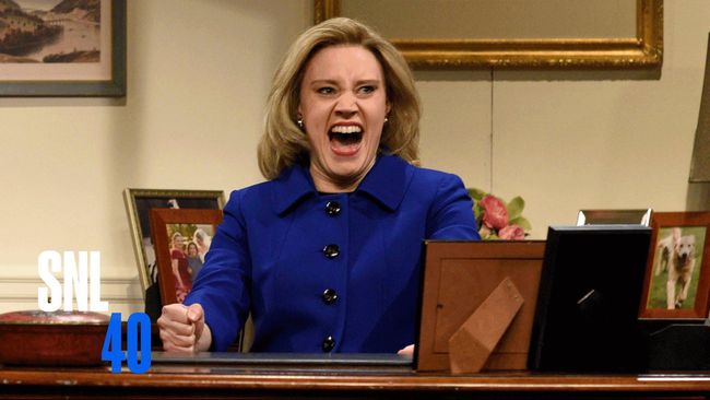 Beberapa kali "Hillary Clinton" tampak memeragakan ekspresi duck face khas ekspresi foto anak muda zaman sekarang.
