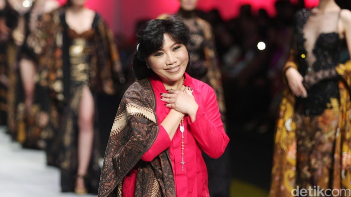 Dalam koleksi kali ini, Anne juga tidak hanya menawarkan kebaya dan rok saja. Beberapa tampilan disuguhkan dengan atasan strapless serupa bustier dan celana panjang yang dibuat dari pecahan-pecahan batik terbakar yang disulam. Sesekali stocking berpola pun dijadikan bawahan sehingga busana sedikit terkesan liar dan eksotis. Sebagai penutup, wanita kelahiran Semarang itu mempersembahkan kebaya merah one-shoulder yang dipadukan dengan bawahan batik berbelahan tinggi di bagian depan. Selendang merah pun disampirkan. Kali ini ada ikat pinggang emas ditambahkan demi melengkapi tampilan.