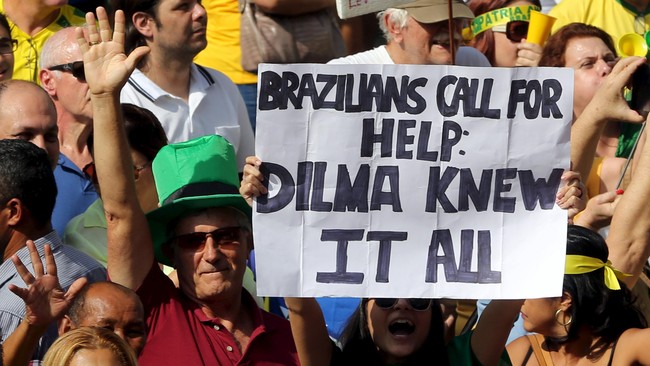 Ratusan ribu orang turun ke jalan menuntut Presiden Dilma Rousseff turun. Namun jumlahnya berkurang dari aksi serupa bulan lalu.