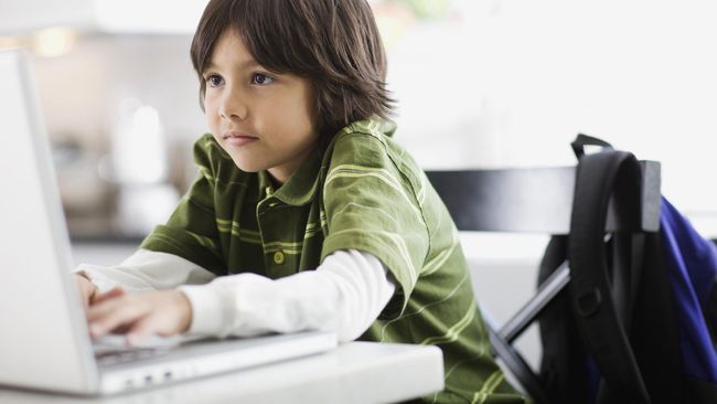 Di satu kafe internet di Tokyo, Jepang, para pecandu online tidak pernah melepaskan pandangannya pada layar komputer.