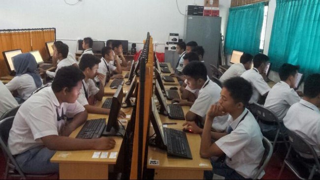 Federasi Serikat Guru Indonesia (FSGI) hanya menerima laporan kendala di sarana dan prasarana saja. Kecurangan dapat diminimalisir lewat soal yang bervariasi.