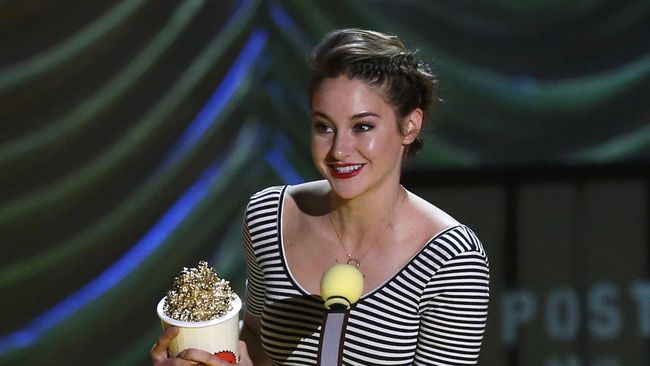 Shailene Woodley pemeran kekasih Snowden dalam film garapan Oliver Stone, ditahan karena demo tapi langsung dilepaskan.