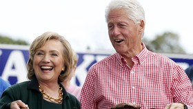 Bela Hillary, Bill Clinton Serang Trump