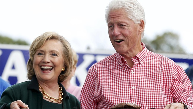 Hillary Clinton berkampanye dengan menempuh perjalanan sejauh 160 kilometer dari New York menuju Iowa menggunakan mobil yang diberi nama Scooby.