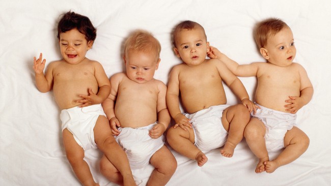 Tak cukup memiliki 13 anak, kini seorang tua di Jerman berusia 64 tahun, Annegret Raunigk, dikabarkan tengah mengandung anak kembar empat.