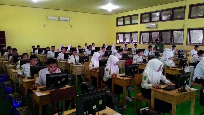 Hingga sore, tidak ditemukan laporan soal adanya pelanggaran dalam pelaksanaan ujian ataupun naskah ujian yang menyalahi aturan.