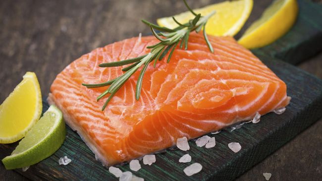 Asam lemak omega-3 dalam ikan dapat mempengaruhi otak. Imbasnya, makan ikan terbukti ampuh mengurangi stres dan depresi.