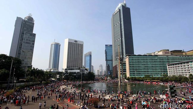 Saat jalan raya menjelma jadi ruang publik, warga tumpah ruah. Mereka bersenang-senang di menikmati jalanan kosong, tanpa kendaraan, tanpa asap, tanpa macet.