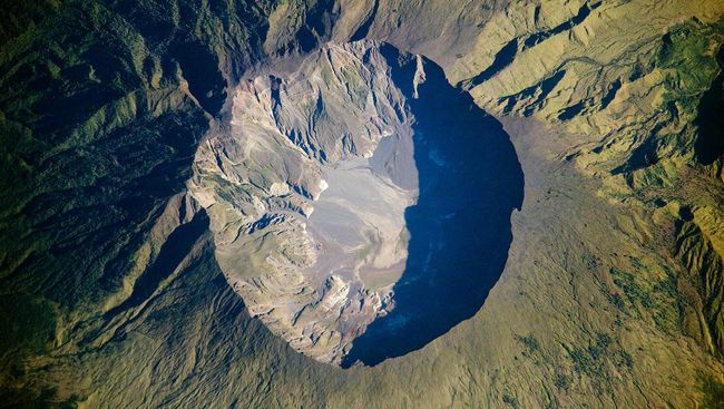 Ketika Gunung Tambora meletus pada 1815, bumi sempat dilanda tahun-tahun tanpa musim panas karena sinar matahari sukar mencapai bumi.
