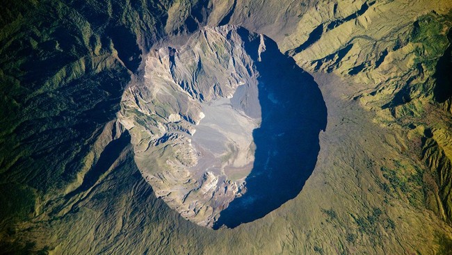 Mengapa di Papua Nugini lebih padat penduduk dibandingkan Papua di Indonesia? Apakah ada pengaruh keberadaan gunung api?