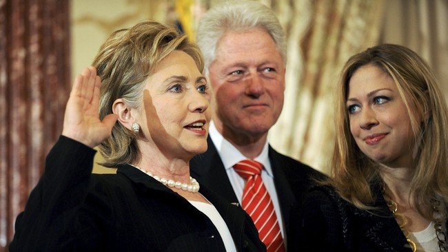 Yayasan Clinton membatasi sumbangan dari luar dan menjanjikan transparansi, terkait aturan kampanye Presiden AS yang tak boleh menerima dana dari pihak asing.