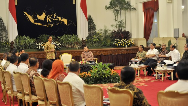 Hasil evaluasi enam bulan bisa dijadikan bahan bagi Jokowi untuk melakukan reshuffle atau reposisi Kabinet Kerja. Beberapa menteri layak dievaluasi.