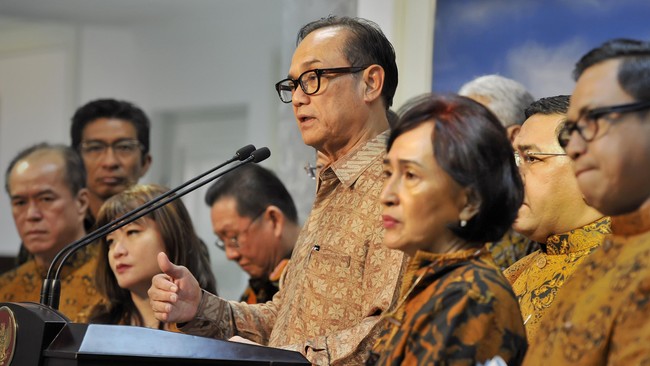 Ketum Kadin Suryo Bambang Sulisto menyebut Gubernur Bank Indonesia Agus Martowardojo sering membuat pernyataan yang membuat takut investor.
