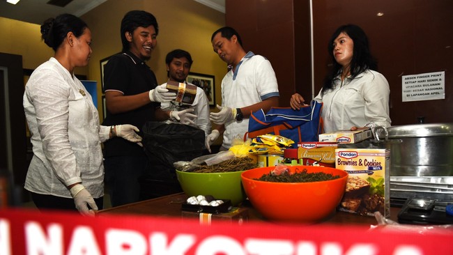 Ahok mengatakan brownies mengandung ganja bisa dijual karena surat izin usaha dan perdagangan yang tidak diawasi pelaksanaannya.