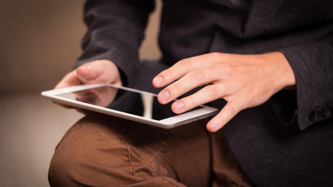 Seorang pria yang ingin ditahan polisi nekat memakan komputer tablet miliknya. Ia pun tewas sebelum sempat ditolong.