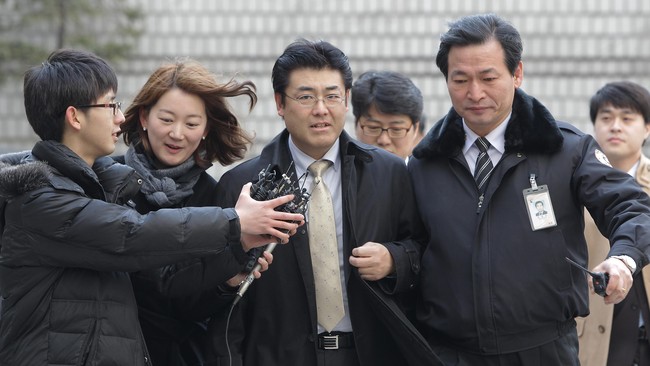 Korea Selatan mencabut larangan perjalanan bagi seorang jurnalis Jepang yang memberitakan fitnah terhadap Presiden Park Geun-hye.