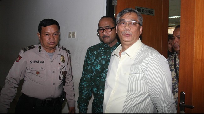 Rekeningnya yang diblokir KPK hingga kini belum dibuka. Padahal, Akil mengklaim, rekening itu tidak berkaitan dengan perkara yang menimpanya.