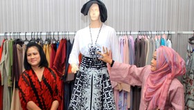 Kebaya Jawa Sederhana untuk Akad Nikah Putra Jokowi