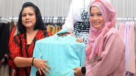 Kedekatan Ibu Negara dan Desainer Baju Pernikahan Sang Putra