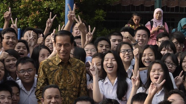 Presiden Joko Widodo (tengah) didampingi Menteri Kebudayaan dan Pendidikan Dasar dan Menengah Anies Baswedan dan Gubernur DKI Jakarta Basuki Tjahaja Purnama berfoto bersama para peserta Ujian Nasional (UN) di SMA N 2 Jakarta, Jakarta, Selasa (14/4). Presiden Joko Widodo meninjau secara langsung pelaksanaan UN di sekolah tersebut. ANTARA FOTO/Sigid Kurniawan/mes/15.