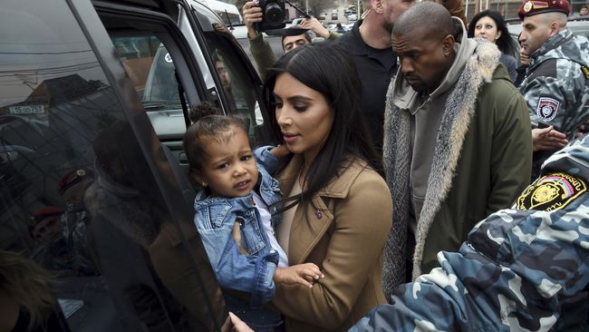 Anak Kedua Kim Kardashian Dan Kanye West Bernama South West