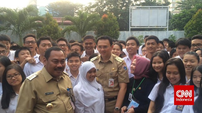 Berdasarkan pantauan CNN Indonesia, Gubernur DKI Jakarta yang paling pertama hadir disusul dengan Presiden dan Menteri Pendidikan dan Kebudayaan.