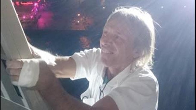 Alain Robert si manusia laba-laba kembali beraksi. Pemanjat gedung asal Perancis itu memanjat Cayan Tower hanya dengan mengandalkan kapur dan selotip.